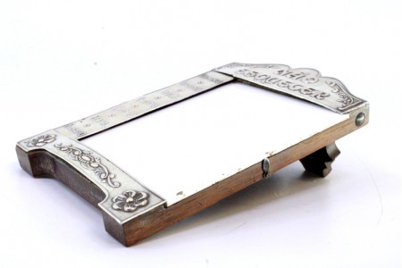 Bloco de tarefas em pau santo com aplicações em prata com a inscrição: "Não esquecer".